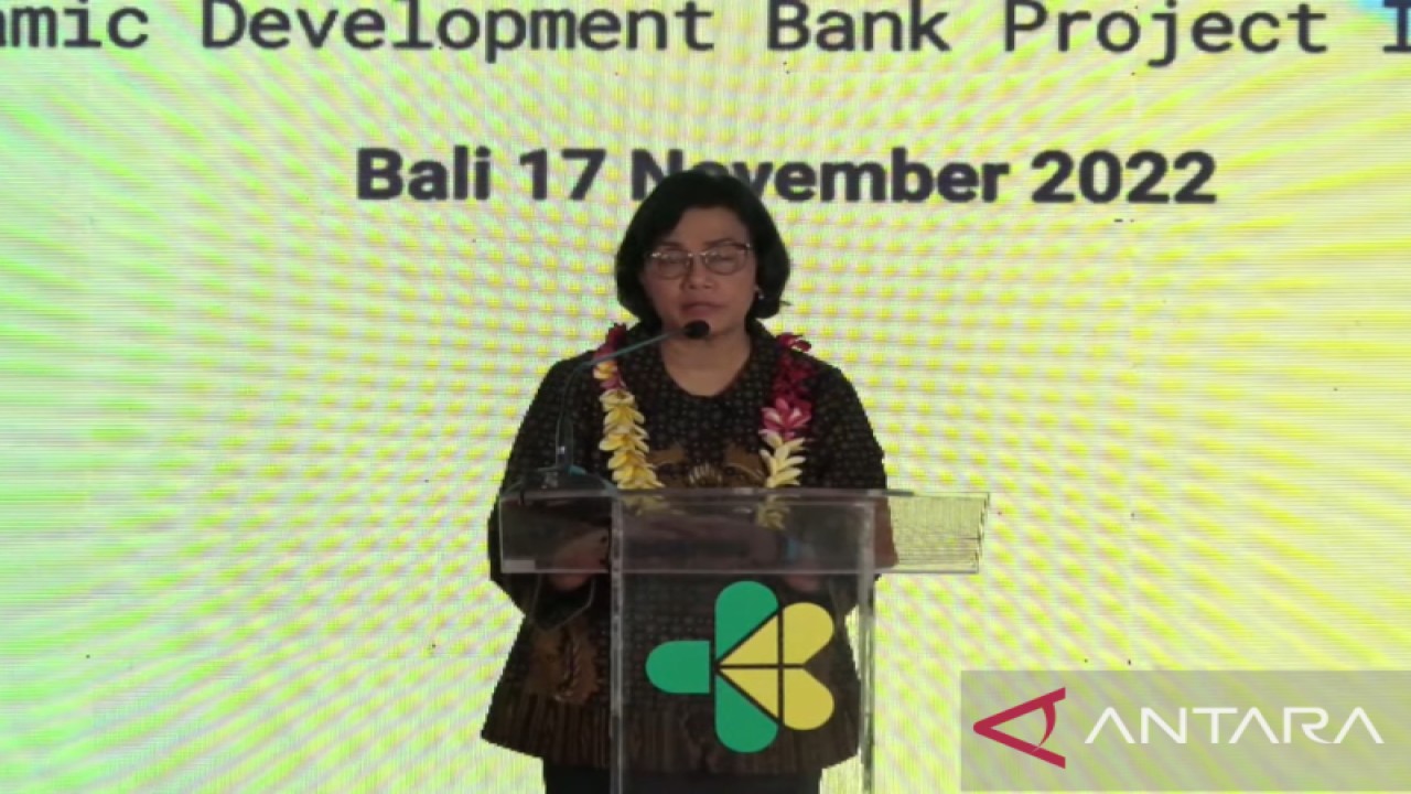 Menteri Keuangan (Menkeu) Sri Mulyani dalam acara Ground Breaking The Strengthening of National Referral Hospitals and Vertical Technical Units yang dipantau secara daring di Jakarta, Kamis (17/11/2022). (ANTARA/Agatha Olivia Victoria)
