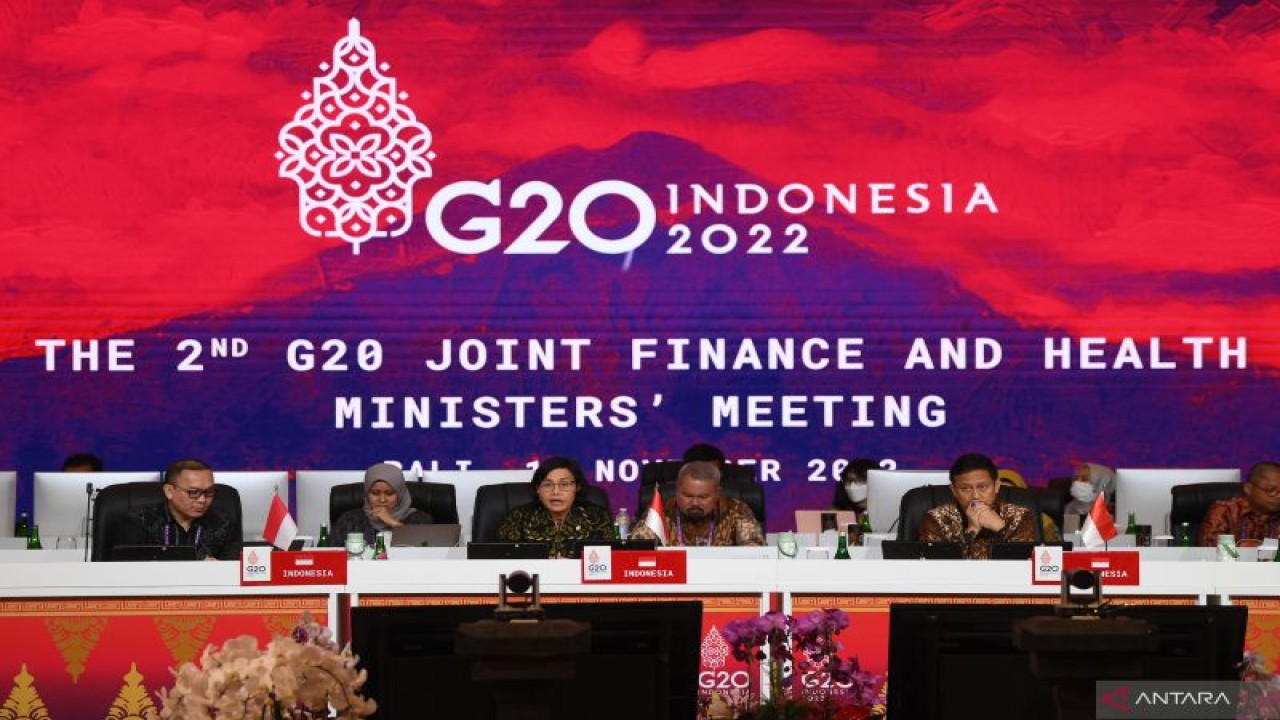Menteri Keuangan Sri Mulyani (tengah) berpidato disaksikan Menteri Kesehatan Budi Gunadi Sadikin (kanan), dan Deputi Keuangan G20 Indonesia Wempi Saputra (kiri) saat pembukaan The 2nd Joint Finance and Health Ministers Meeting di Bali, Sabtu (12-11-2022). ANTARA FOTO/Akbar Nugroho Gumay