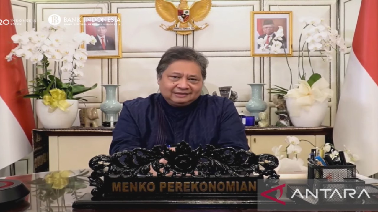Menteri Koordinator (Menko) Bidang Perekonomian Airlangga Hartarto berpartisipasi secara virtual dalam 4th Indonesia Fintech Summit - Moving Forward Together Day 2, yang dipantau secara daring di Jakarta, Jumat (11/11/2022). (ANTARA/Agatha Olivia Victoria)