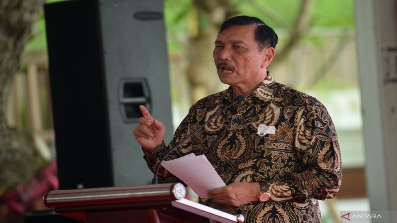 Menteri Koordinator Bidang Kemaritiman dan Investasi sekaligus Ketua Bidang Dukungan Penyelenggara Acara Konferensi Tingkat Tinggi (KTT) G20 Indonesia Luhut Binsar Pandjaitan menyampaikan sambutan dalam peresmian Pembangkit Listrik Tenaga Surya (PLTS) Terapung Waduk Muara Nusa Dua di Kabupaten Badung, Bali, Jumat (11/11/2022). ANTARA FOTO/Media Center G20 Indonesia/Aditya Pradana Putra/nym.
