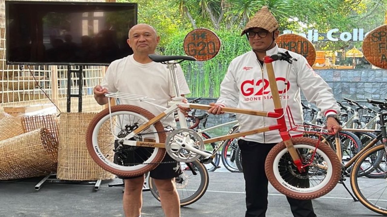 Menteri Koperasi dan UKM Teten Masduki bersama Menteri Perhubungan Budi Karya Sumadi memegang Sepeda Bambu GORo Nusantara di kawasan Nusa Dua, Bali, Kamis (17/11/2022). ANTARA/HO-KemenkopUKM