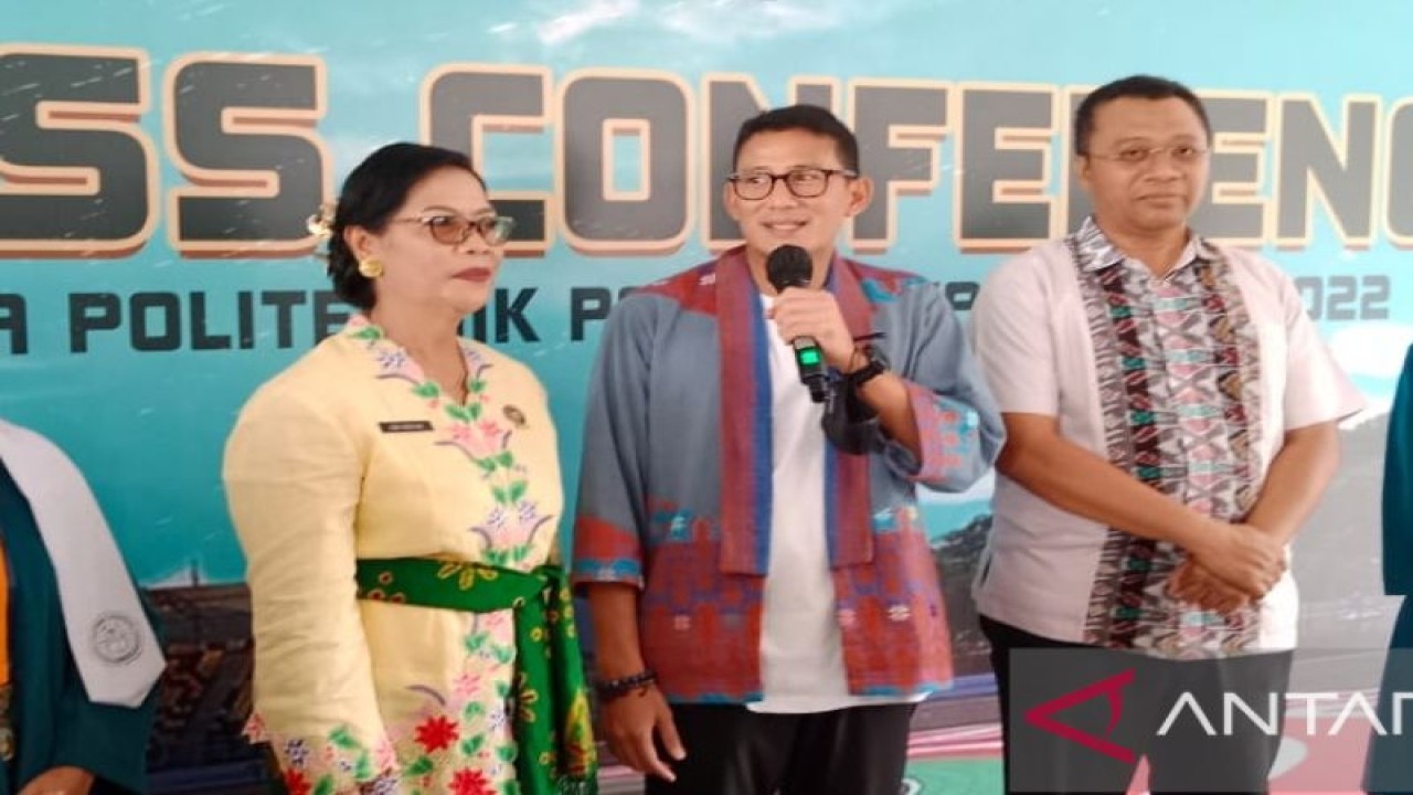 Menteri Pariwisata dan Ekonomi Kreatif (Menparekraf), Sandiaga Salahuddin Uno (tengah) didampingi Gubernur NTB, Zulkieflimansyah pada acara wisuda ke-3 Mahasiswa Poltekpar Lombok di Sirkuit Mandalika, Lombok Tengah, NTB, Jumat (18/11/2022). (ANTARA/Nur Imansyah).