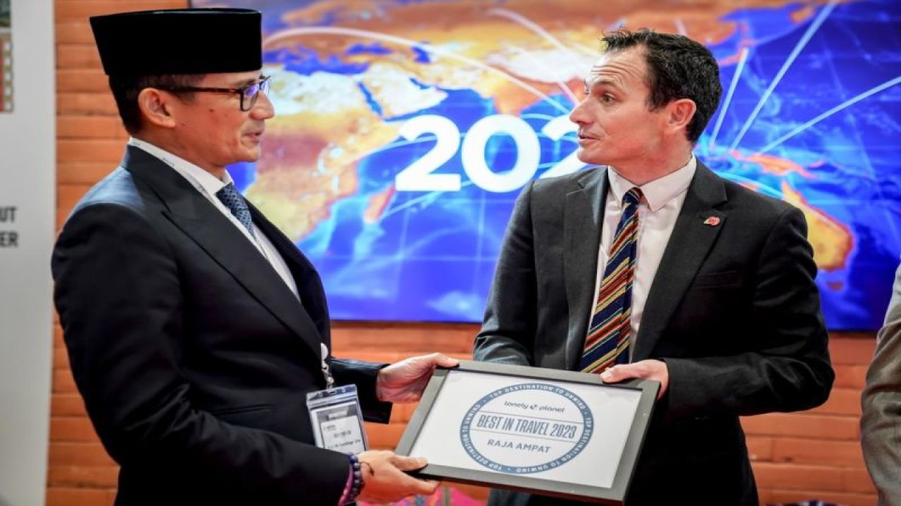 Menteri Pariwisata dan Ekonomi Kreatif Sandiaga Uno saat menerima plakat destinasi wisata Raja Ampat di Papua Barat meraih penghargaan dari Lonely Planet di London, Inggris, Selasa (8/11/2022). ANTARA/HO-Kemenparekraf