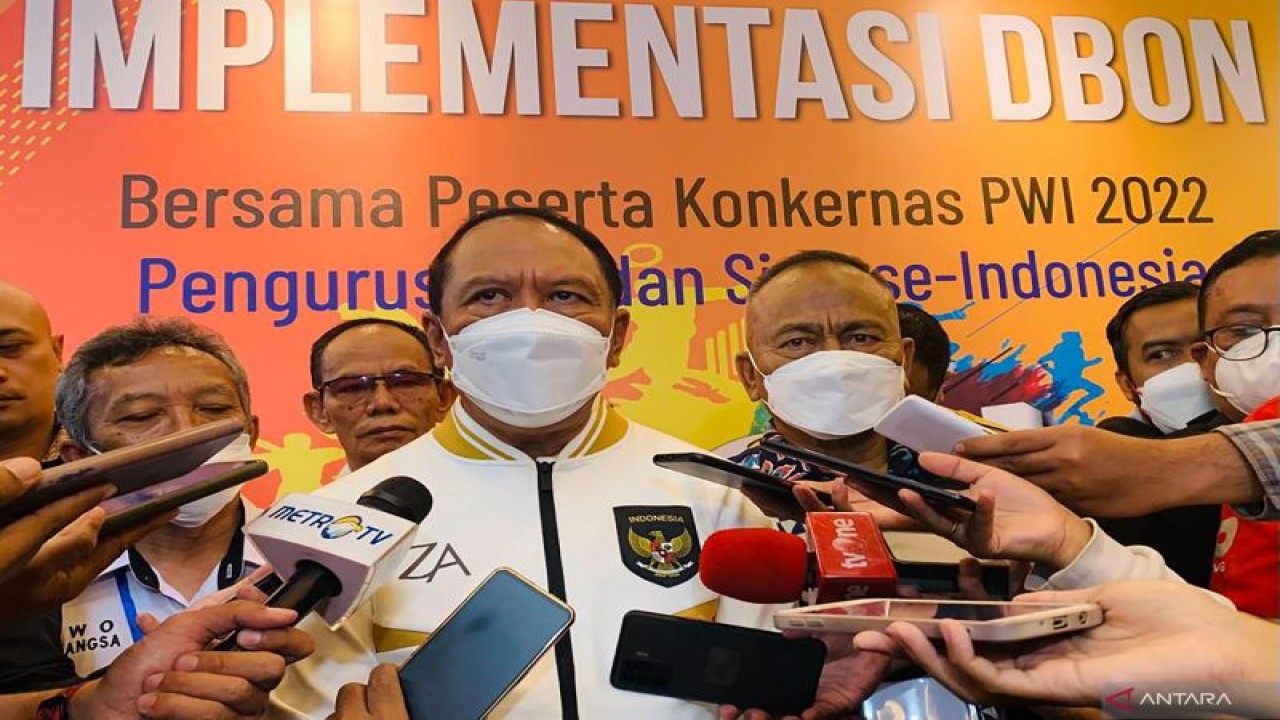Menteri Pemuda dan Olahraga (Menpora) Zainudin Amali pada saat memberikan keterangan kepada media usai menghadiri Sosialisasi Implementasi Desain Besar Olahraga Nasional (DBON) di Kota Malang, Jawa Timur, Senin (21/11/2022). (ANTARA/Vicki Febrianto)