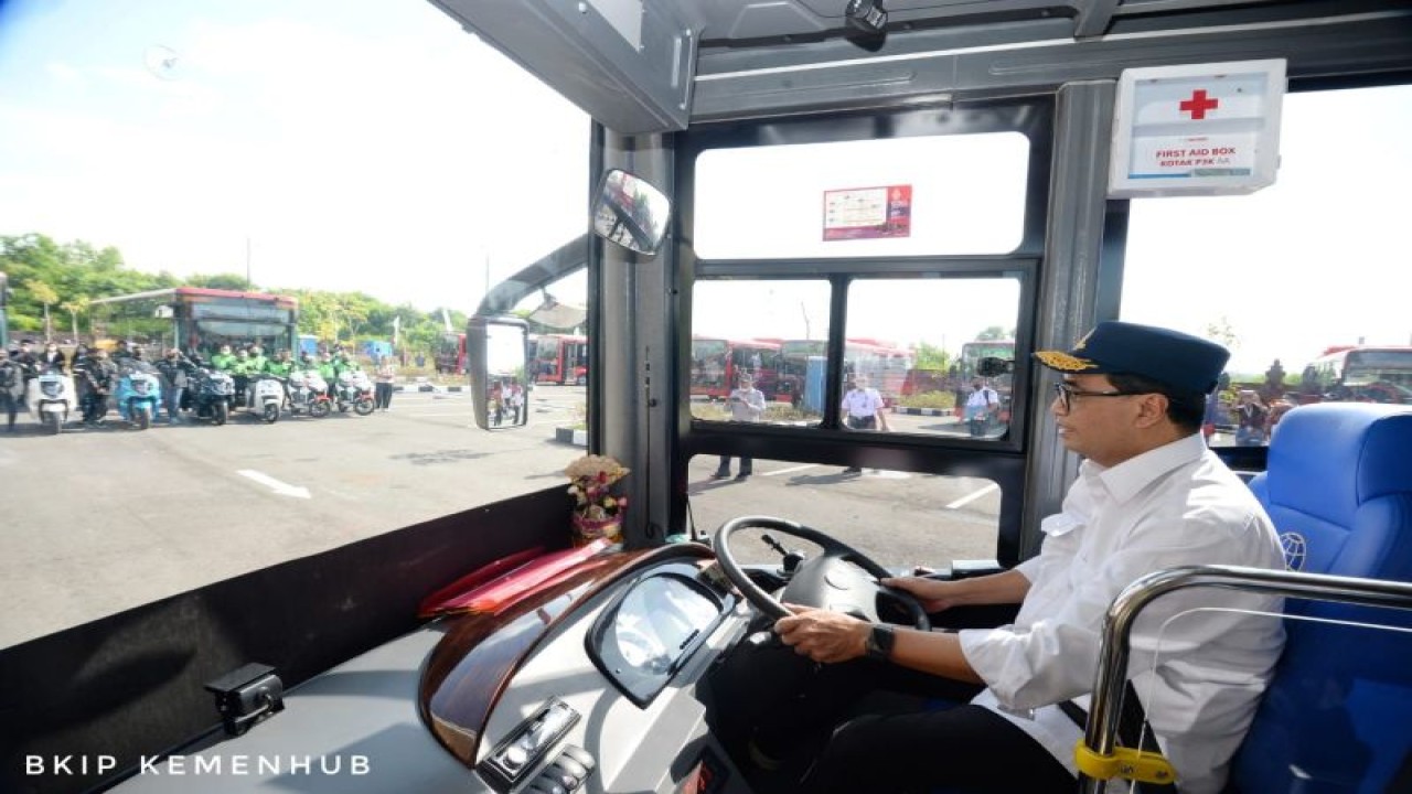 Menteri Perhubungan Budi Karya Sumadi menjajal bus listrik merah putih di Bali, pada Kamis (10/11/2022). (Kemenhub)