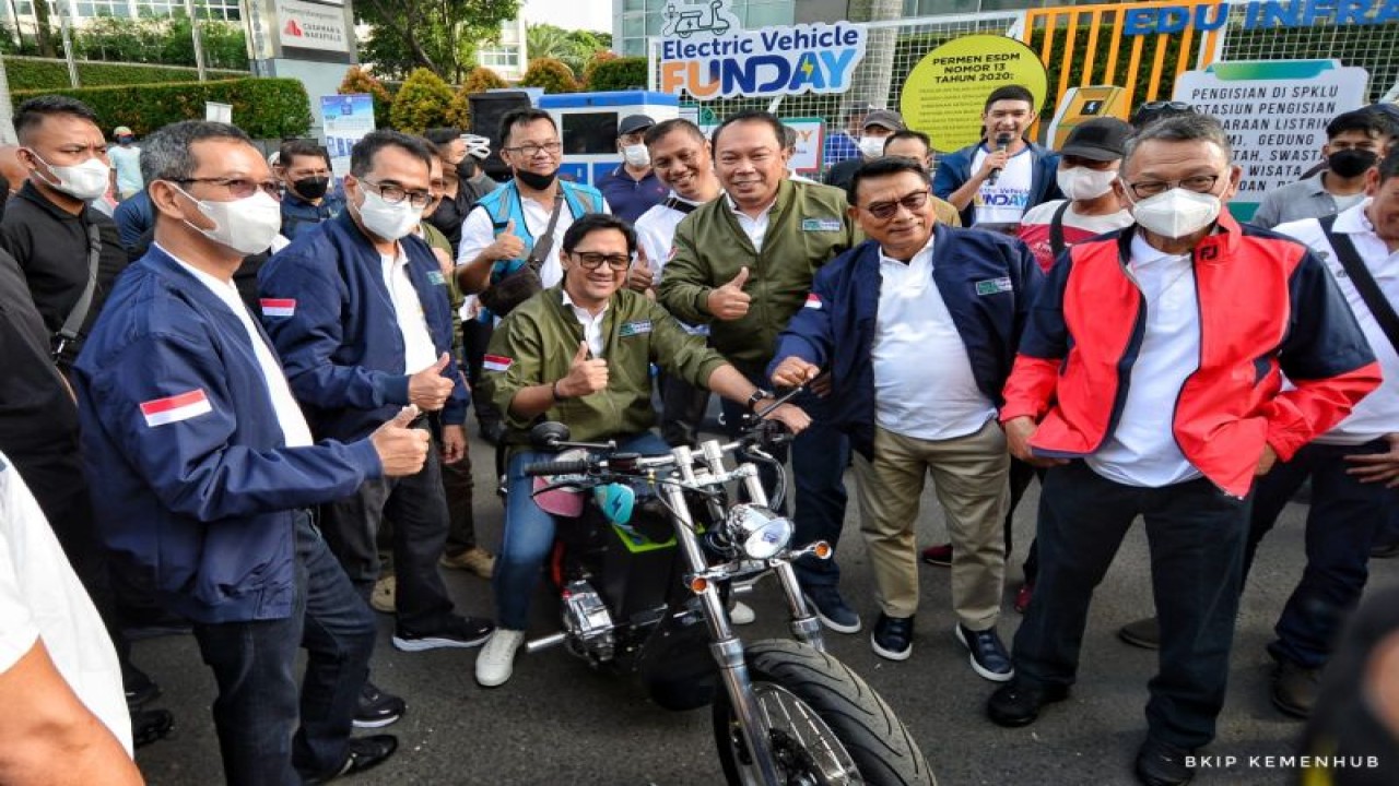 Menteri Perhubungan Budi Karya Sumadi (kedua kiri) saat menghadiri kegiatanElectric Vehicle Funday di Jakarta, pada Minggu (20/11/2022). (Kemenhub)