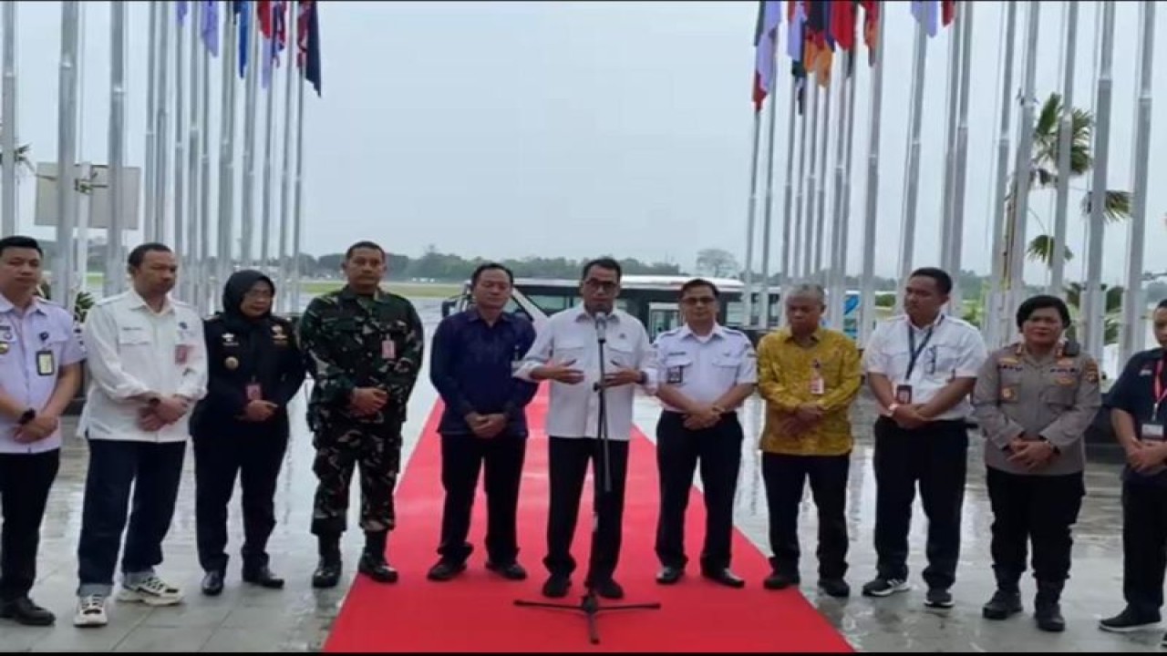 Menteri Perhubungan Budi Karya Sumadi (tengah) saat meninjau Bandara I Gusti Ngurah Rai Bali, pada Jumat (18/11/2022). (Kemenhub)