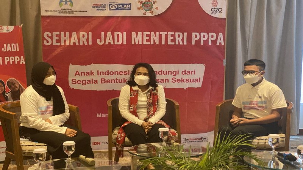 Menteri PPPA Bintang Puspayoga dalam acara Sehari Menjadi Menteri PPPA di Manado, Sulawesi Utara, Sabtu (19/11/2022). (ANTARA/Hreeloita Dharma Shanti)