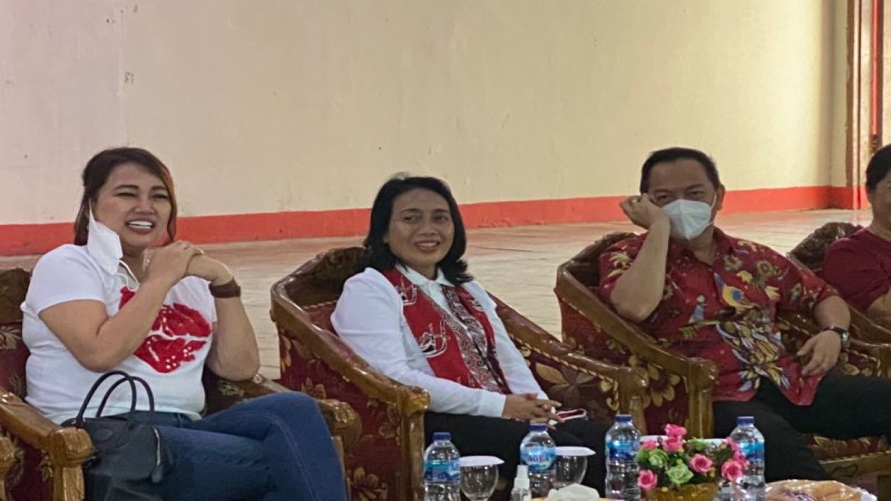 Menteri PPPA Bintang Puspayoga saat meninjau Lembaga Pembinaan Khusus Anak (LPKA) Kelas II Kota Tomohon, Sulawesi Utara, Sabtu (19/11/2022). (ANTARA/Hreeloita Dharma Shanti)