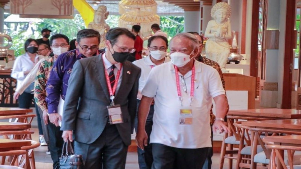 Menteri PUPR Basuki Hadimuljono (kanan) dan Wakil Menteri Pertanahan, Infrastruktur, Transportasi, dan Pariwisata Jepang Mizushima dalam pertemuan bilateral sebagai bagian dari perhelatan KTT G20 di Bali. ANTARA/HO-Kementerian PUPR