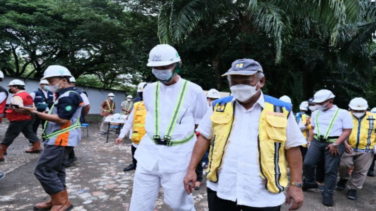 Menteri PUPR Basuki Hadimuljono saat meninjau Taman Balekambang Solo, Jumat (4/11/2022). ANTARA/HO-Pemkot Surakarta