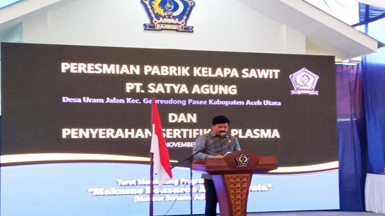 Menteri Agraria Tata Ruang/BPN Hadi Tjahjanto pada penyerahan sertifikat plasma kepada 1.000 petani di Kabupaten Aceh Utara, Rabu (16/11/202). ANTARA/Dedy Syahputra