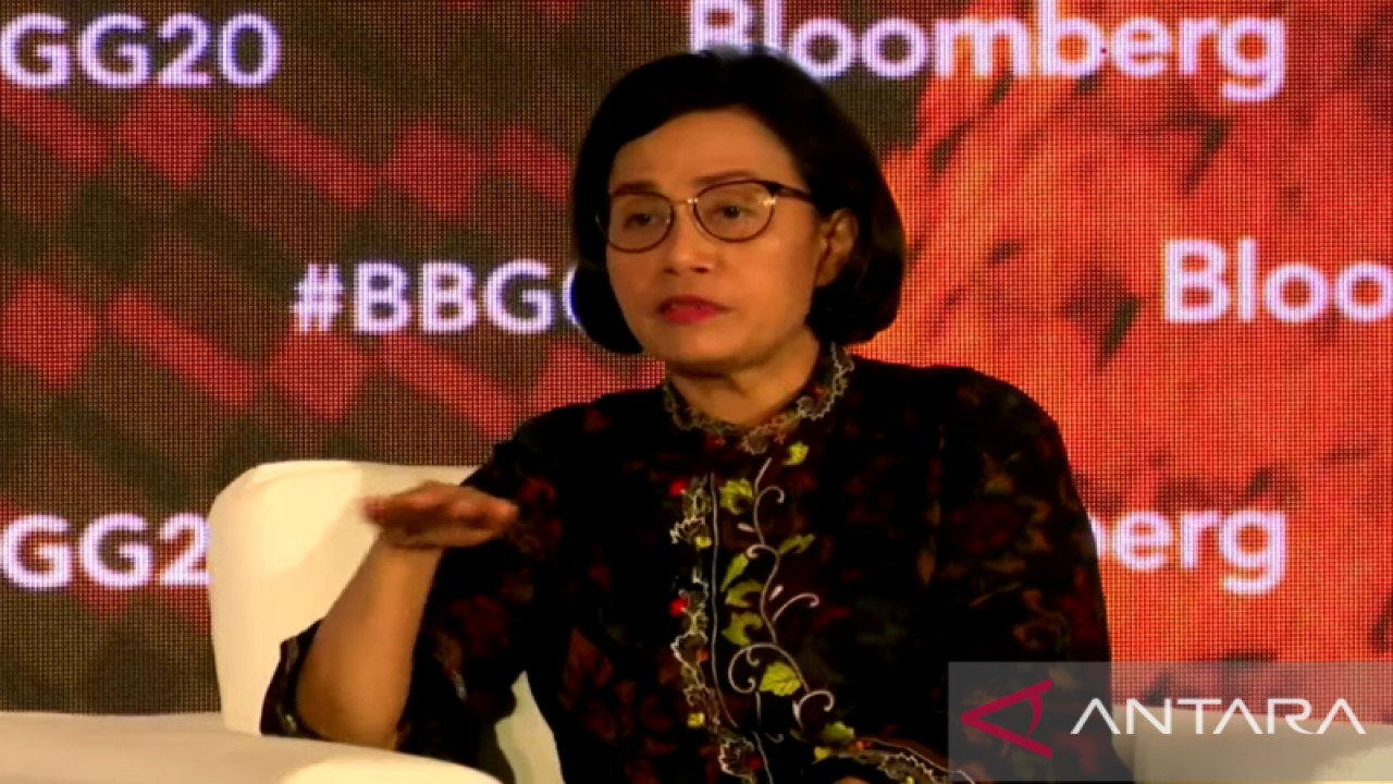 Menteri Keuangan (Menkeu) Sri Mulyani dalam acara Bloomberg CEO Forum: Moving Forward Together yang dipantau secara daring di Jakarta, Jumat (11/11/2022). (ANTARA/Agatha Olivia Victoria)