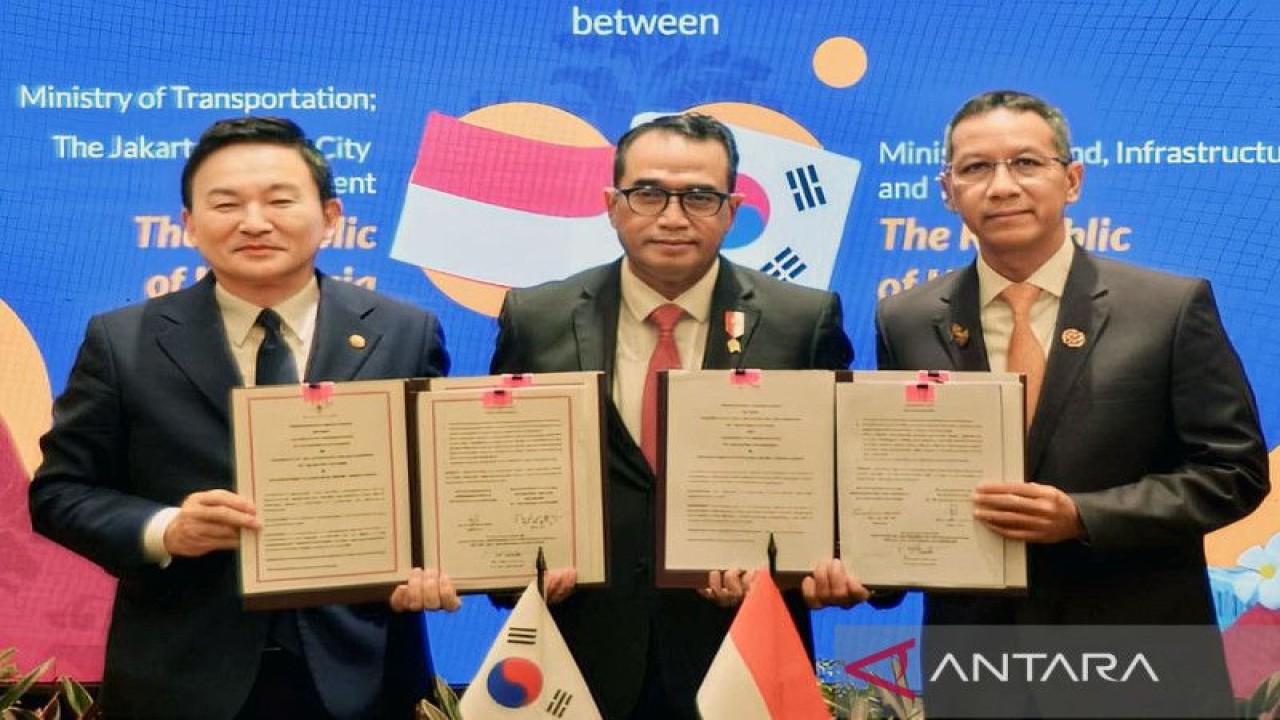 Menteri Perhubungan RI Budi Karya Sumadi (tengah) bersama Menteri Pertanahan, Infrastruktur dan Transportasi Korsel Won Hee-Ryong, serta Pj Gubernur DKI Jakarta Heru Budi Hartono usai penandatanganan nota kesepahaman/Memorandum of Understanding (MoU) tentang pembangunan MRT Jakarta Fase 4 dengan lintas Fatmawati-Kampung Rambutan, di Bali, pada Senin (14/11/2022). ANTARA /HO-Kemenhub/pri.