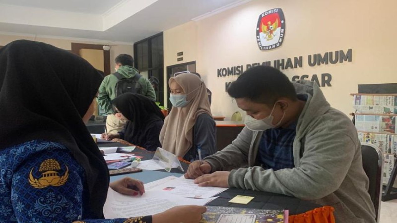 Suasana pendaftaran calon PPK yang digelar pihak KPU Makassar pada hari terakhir pendaftaran di Makassar, Selasa (29/11/2022). Antara/ HO-KPU Makassar