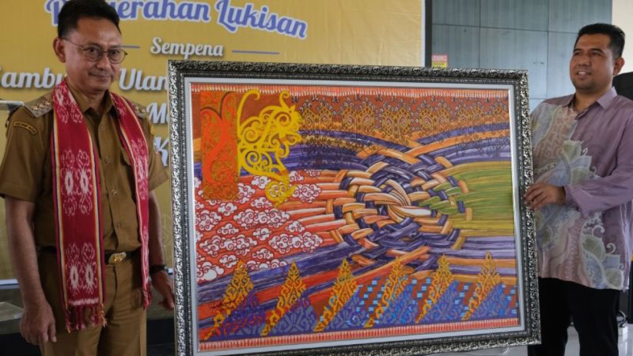 Merajut dan mempererat tali silaturahmi, Konsul Malaysia di Pontianak Azizul Zekri bin Abd Rahim menyerahkan sebuah lukisan yang melambangkan persaudaraan kepada Pemerintah Kota Pontianak, yang diterima Wali Kota Pontianak, Edi Rusdi Kamtono. (Foto ANTARA/Jessica HW)