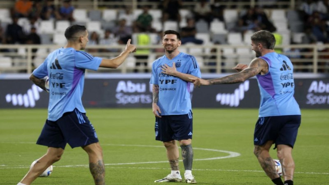 Angel Di Maria, Lionel Messi, dan Rodrigo de Paul saat berlatih bersama timnas Argentina di Abu Dhabi, Qatar, pada 14 November 2022. ANTARA/AFP/Karim SAHIB