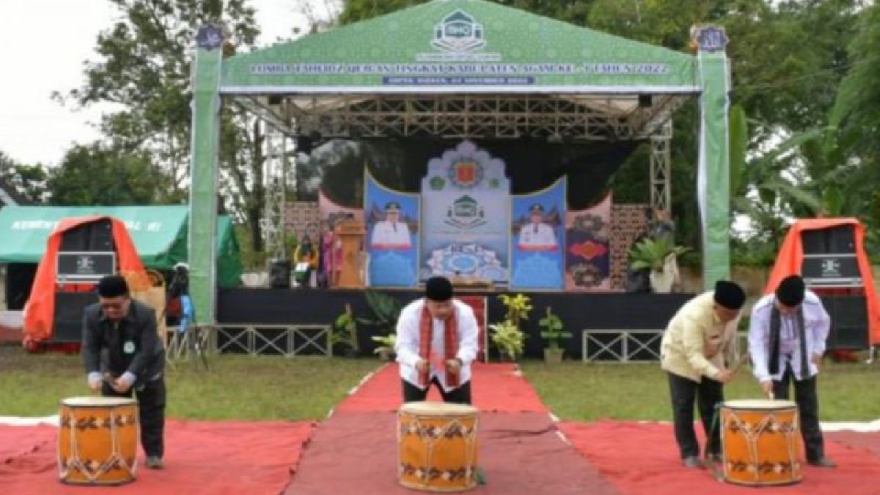 Bupati Agam Andri Warman membuka MHQ ke-1 tingkat rumah tahfiz di Lapangan Bola Parik Putuih, Nagari Ampang Gadang, Kecamatan Ampekangkek, Kamis (24/11/2022). (ANTARA/HO-Humas Pemkab Agam)