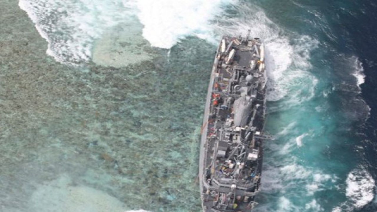 Arsip - Kapal penyapu ranjau USS Guardian, terlihat di Kepulauan Selatan Vicinity di Karang Tubbataha setelah kandas di provinsi Palawan, bagian barat Manila, Sabtu (19/1) dalam foto handout yang didistribusikan oleh Angkatan Bersenjata Filipina pada Minggu (20/1). USS Guardian kandas di Laut Sulu pada hari Kamis, dan tersangkut di karang, menurut angkatan laut. Kapal dengan awak 80 orang tersebut baru saja berlabuh sejenak di Teluk Subic, Filipina, ketika kandas. (REUTERS/Armed Forces of the Ph)