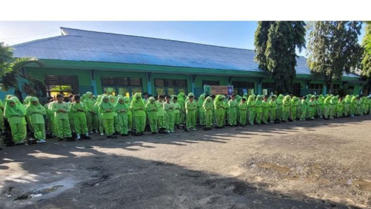MIN 1 Bitung melaksanakan shalat ghaib, di Bitung, Sabtu (26/11/2022). ANTARA/Nancy L Tigauw