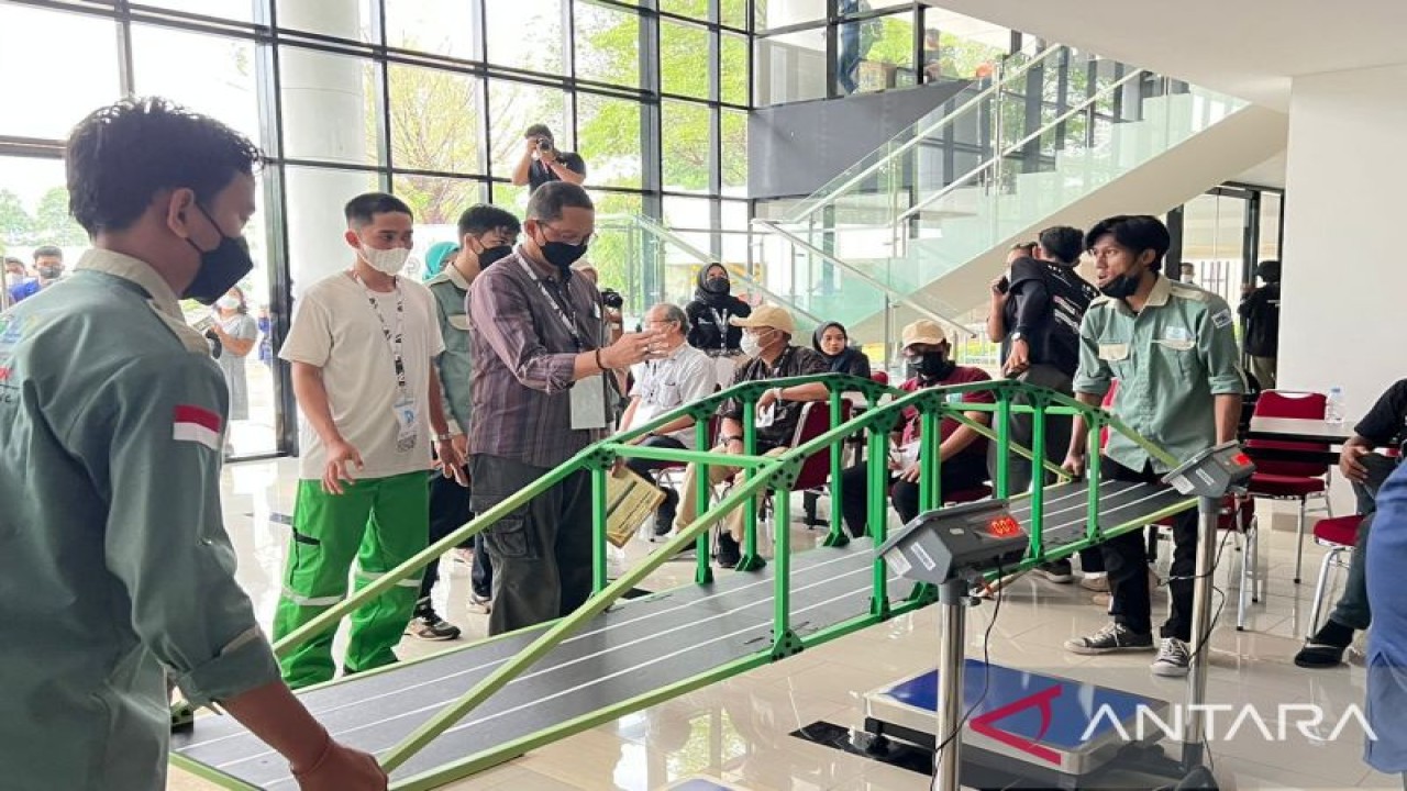 Pembuatan miniatur jembatan oleh finalis kompetisi jembatan indonesia yang diselenggarakan di Universitas Pembangunan Jaya Tangerang Selatan akhir pekan lalu.