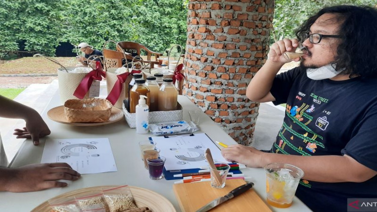 Pengunjung sedang mencoba jamu pada acara Rasasastra Union di Semesta's Gallery Jakarta, Minggu (06/11/2022) (Fitra Ashari)