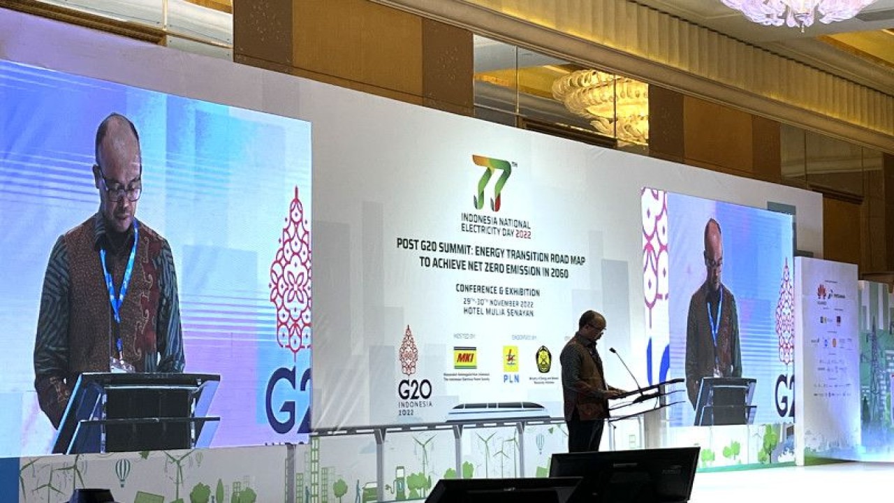 Ketua Umum Masyarakat Ketenagalistrikan Indonesia (MKI) Evy Haryadi saat membuka acara Peringatan Hari Listrik Nasional (HLN) ke-77 Tahun 2022 di Hotel Mulia Senayan, Jakarta, Selasa (29/11/2022). ANTARA/M. Baqir Idrus Alatas