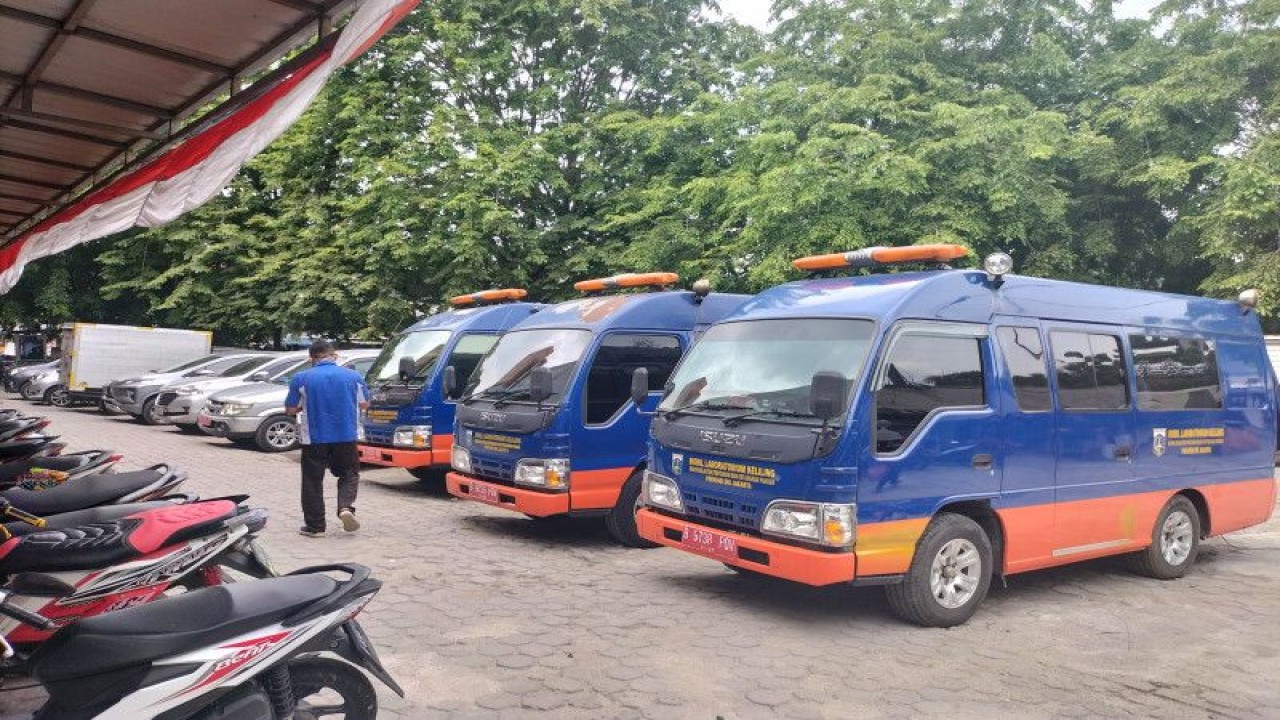 Mobil lab milik Pemerintah Kota Jakarta Barat yang terparkir di halaman Pasar Meruya Ilir, Kembangan, Jakarta Barat, Selasa (15/11/2022). ANTARA/Walda