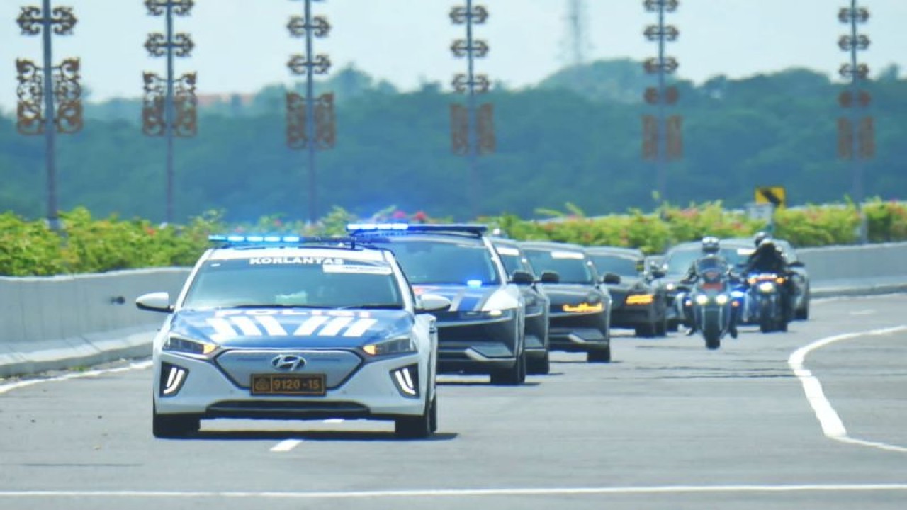 Mobil Polantas Polri melintas mengawal pengamanan delegasi KTT G20 yang tiba di Bali. ANTARA/HO-Korlantas Polri