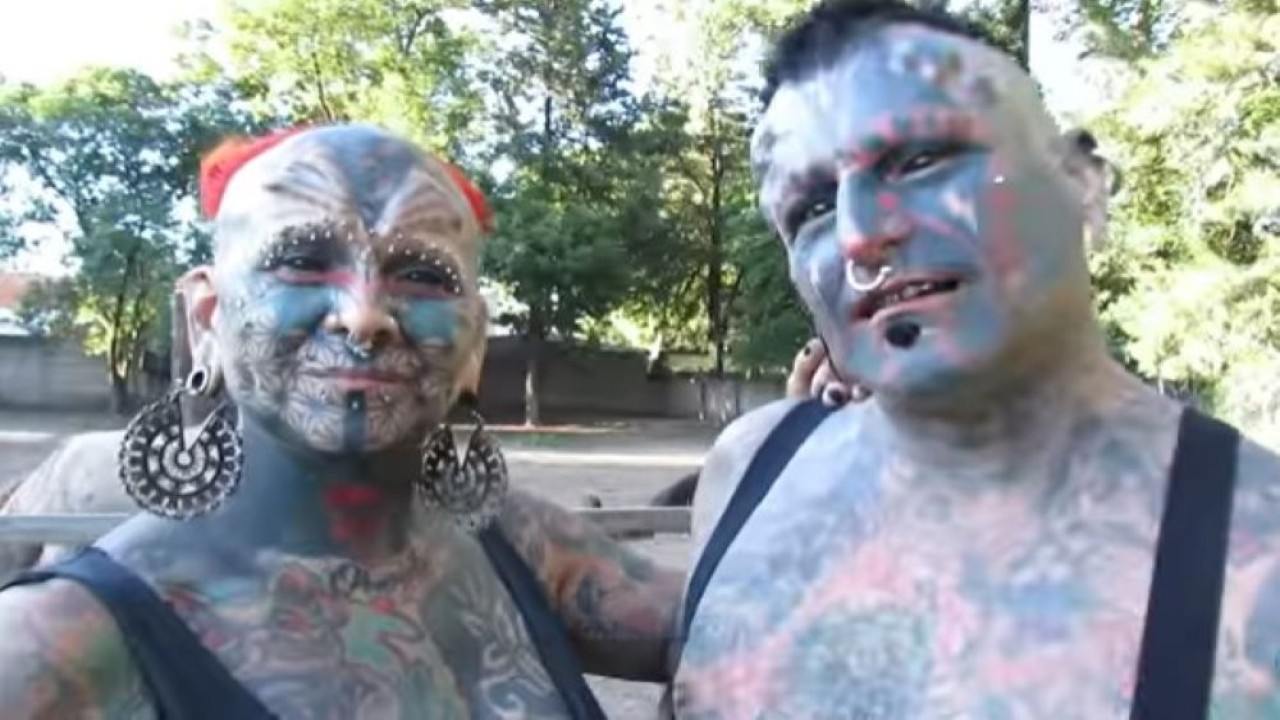 Sepasang suami istri yang memiliki total 98 modifikasi tubuh itu telah menikah selama 14 tahun. (Tangkapan layar)