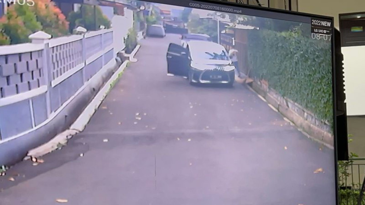 Momen Brigadir Nofriansyah Yosua Hutabarat (Brigadir J, pakaian putih) tiba di rumah dinas Ferdy Sambo Komplek Polri Duren Tiga, ditayangkan di Pengadilan Negeri Jakarta Selatan, Jakarta, Senin (28/11/2022). ANTARA/Putu I Savitri