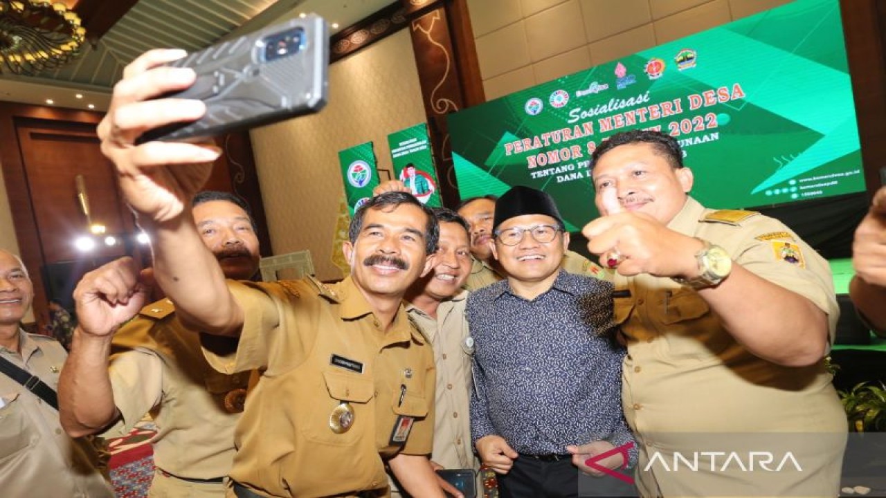 Wakil Ketua DPR RI Muhaimin Iskandar berfoto bersama kepala desa se-Jawa Tengah dan Yogyakarta di Hotel Sultan Yogyakarta, Jumat (18/11/22). (ANTARA/Dokumentasi Pribadi)