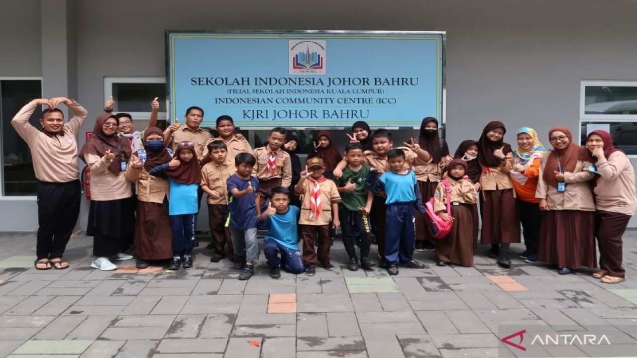Murid-murid dan guru-guru berfoto bersama usai beraktivitas di Hari Ekstrakurikuler di Sekolah Indonesia Johor Bahru, Malaysia, Kamis (3/11/2022). Sebanyak 297 anak dari Pekerja Migran Indonesia yang bekerja di Johor Bahru kini belajar di Sekolah Indonesia Johor Bahru.