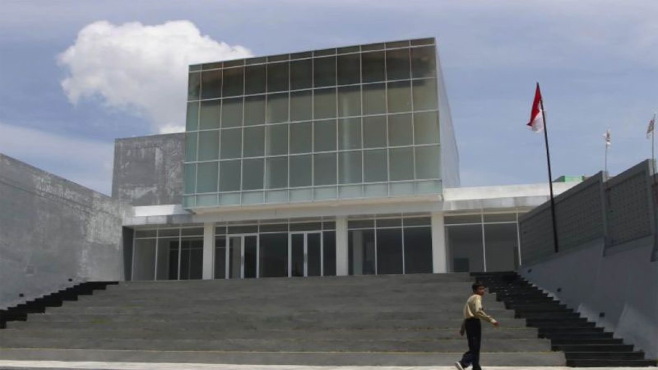 Seorang pelajar melintas di halaman proyek gedung Museum Hak Asasi Manusia (HAM) Munir di Sisir, Batu, Jumat (16/9/2022). Proyek senilai Rp8,2 miliar tersebut tuntas dibangun sejak bulan Maret 2021 namun hingga kini museum tersebut tak kunjung dioperasikan. (Antara Jatim/Ari Bowo Sucipto/mas.)