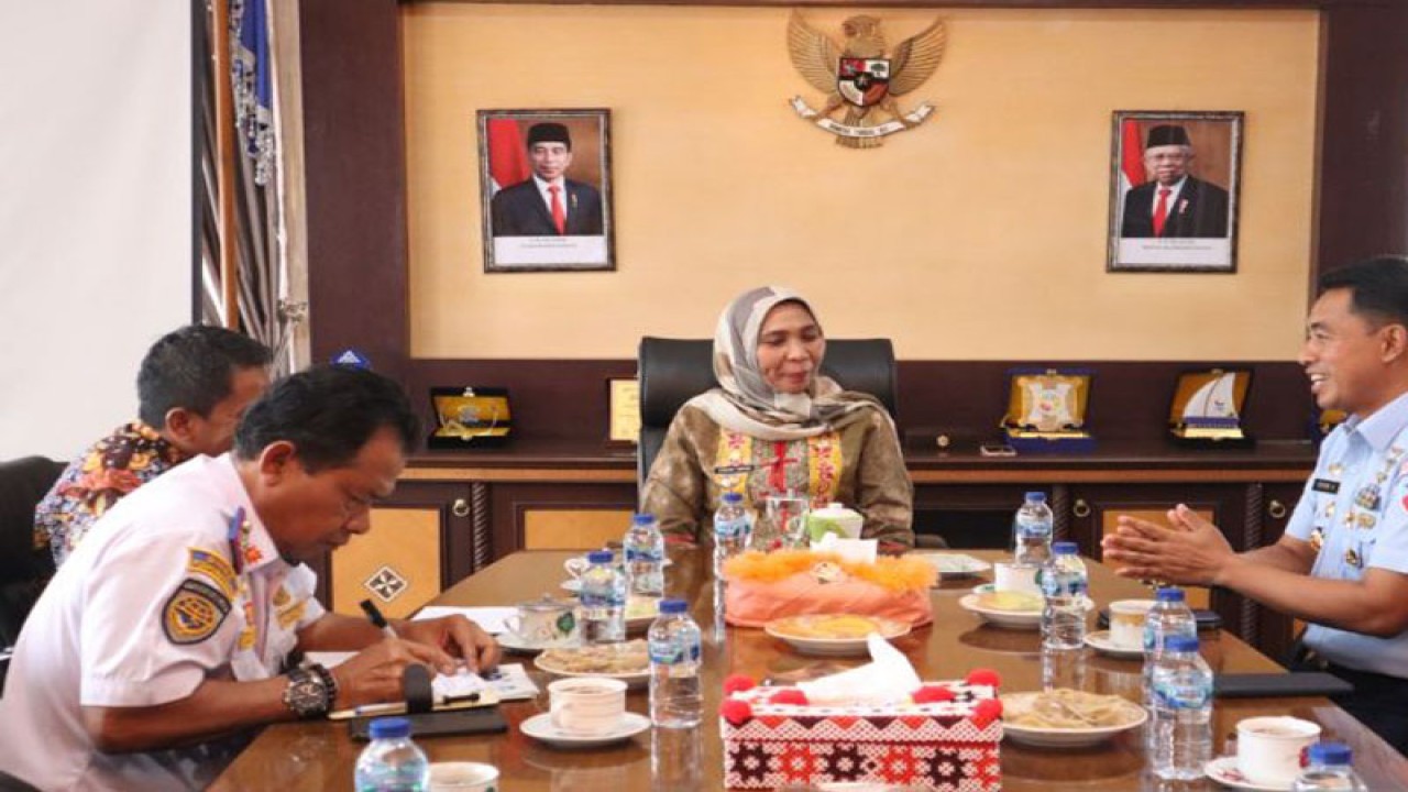 Bupati PJ Nagan Raya, Provinsi Aceh, Fitriany Farhas menerima kedatangan Panglima Lanud Sultan Iskandar Muda, Aceh, Kolonel PNB Yoyon Kuscahyono beserta rombongan di ruang kerjanya di Kompleks Kantor Suka Makmue, Kamis (24/11/2022). (ANTARA/HO-Dok. Nagan Raya Pengkab)