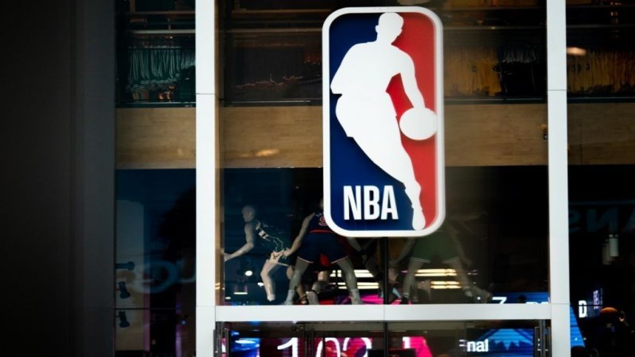 Logo NBA logo di NBA Store di 5th Avenue, New York. (ANTARA/AFP/Jeenah Moon.)
