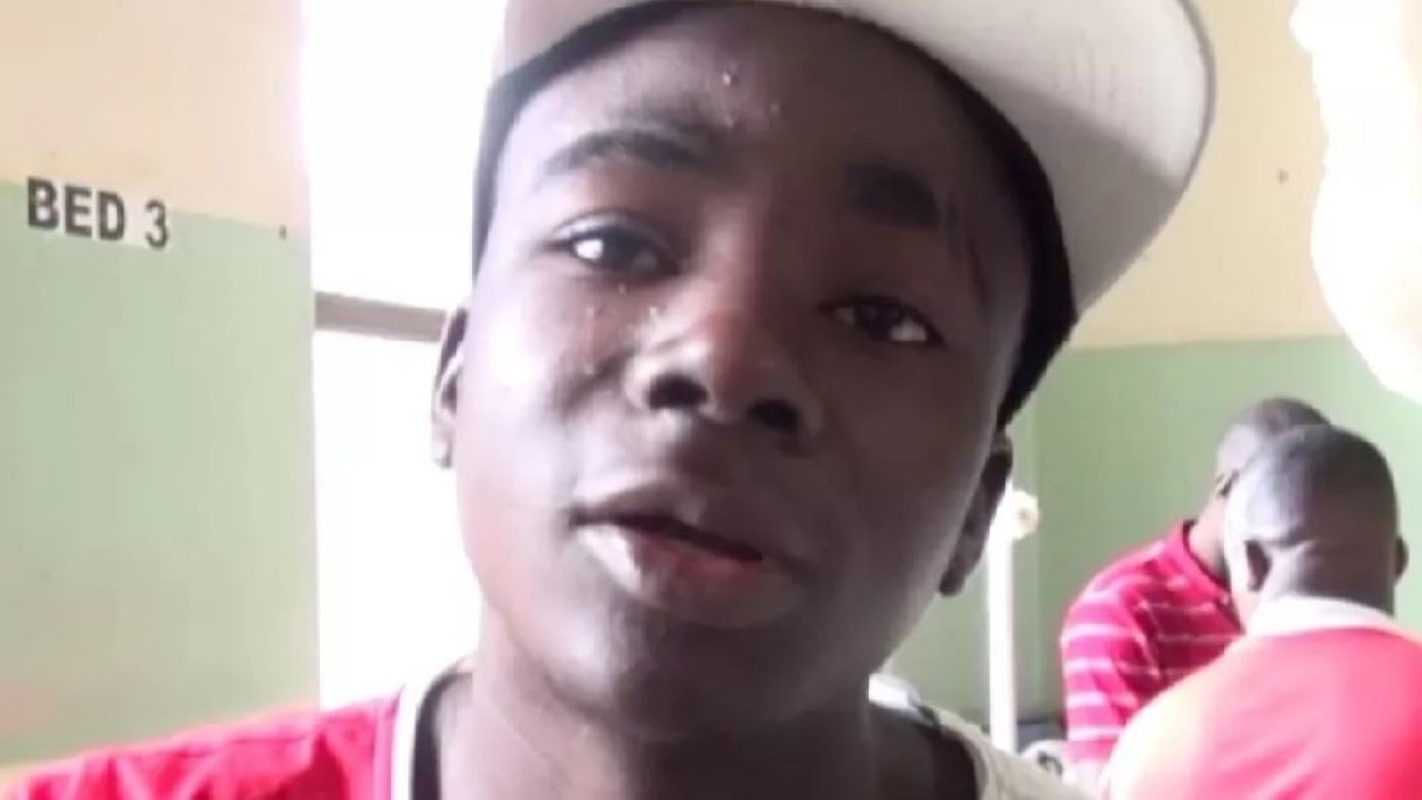 Majaliwa Jackson merupakan nelayan lokal yang berupaya menyelamatkan korban pesawat yang jatuh. (Charles Mwebeya TBC/BBC)