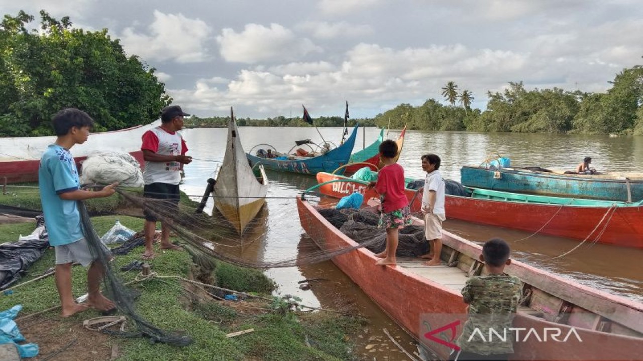 Nelayan Pantai Indah Mukomuko Kabupaten Mukomuko, Jumat (26/3/2022) ANTARA/Ferri.