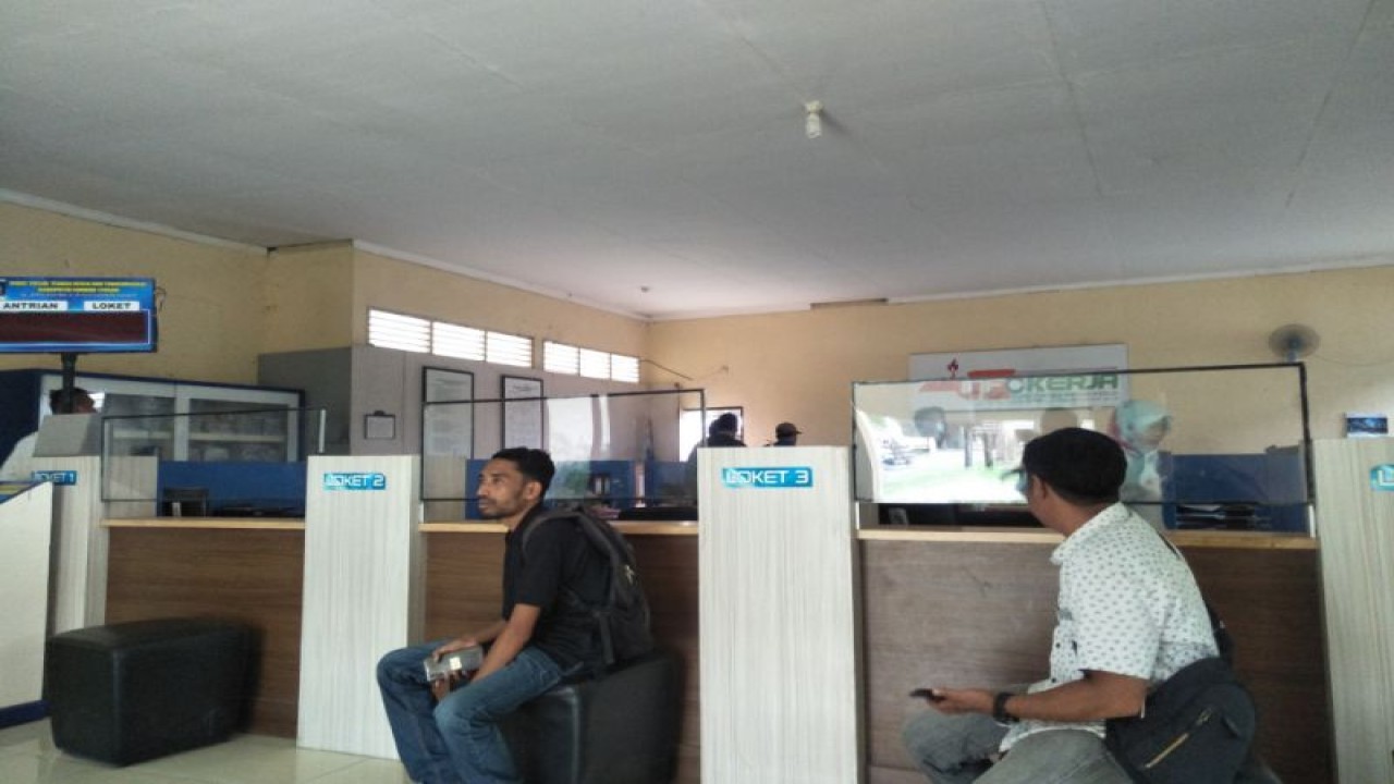 Ilustrasi - Warga saat mendaftar pekerja di kantor Disnakertrans Lombok Tengah, Nusa Tenggara Barat (ANTARA/Akhyar)