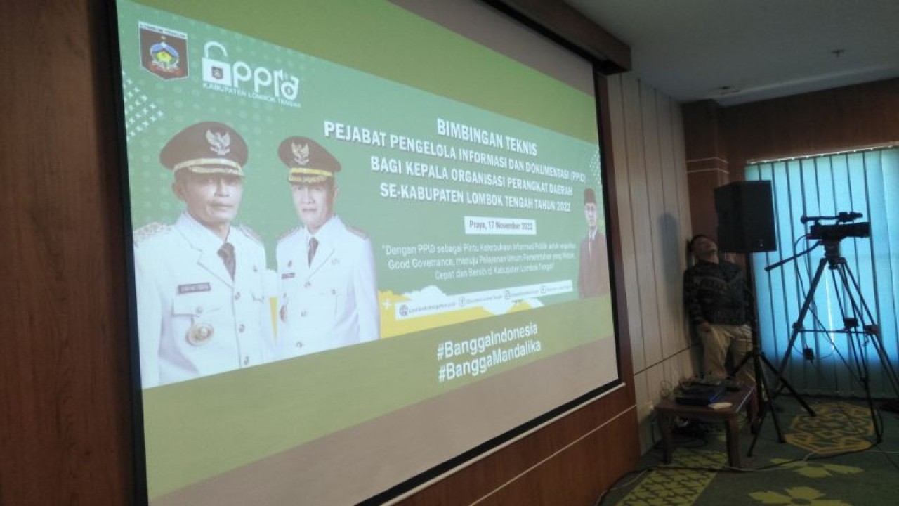 Gambar spanduk acara bimbingan teknis PPID bagi Kepala OPD di kantor Bupati Lombok Tengah, Nusa Tenggara Barat, Kamis (17/11/2022). ANTARA/Akhyar
