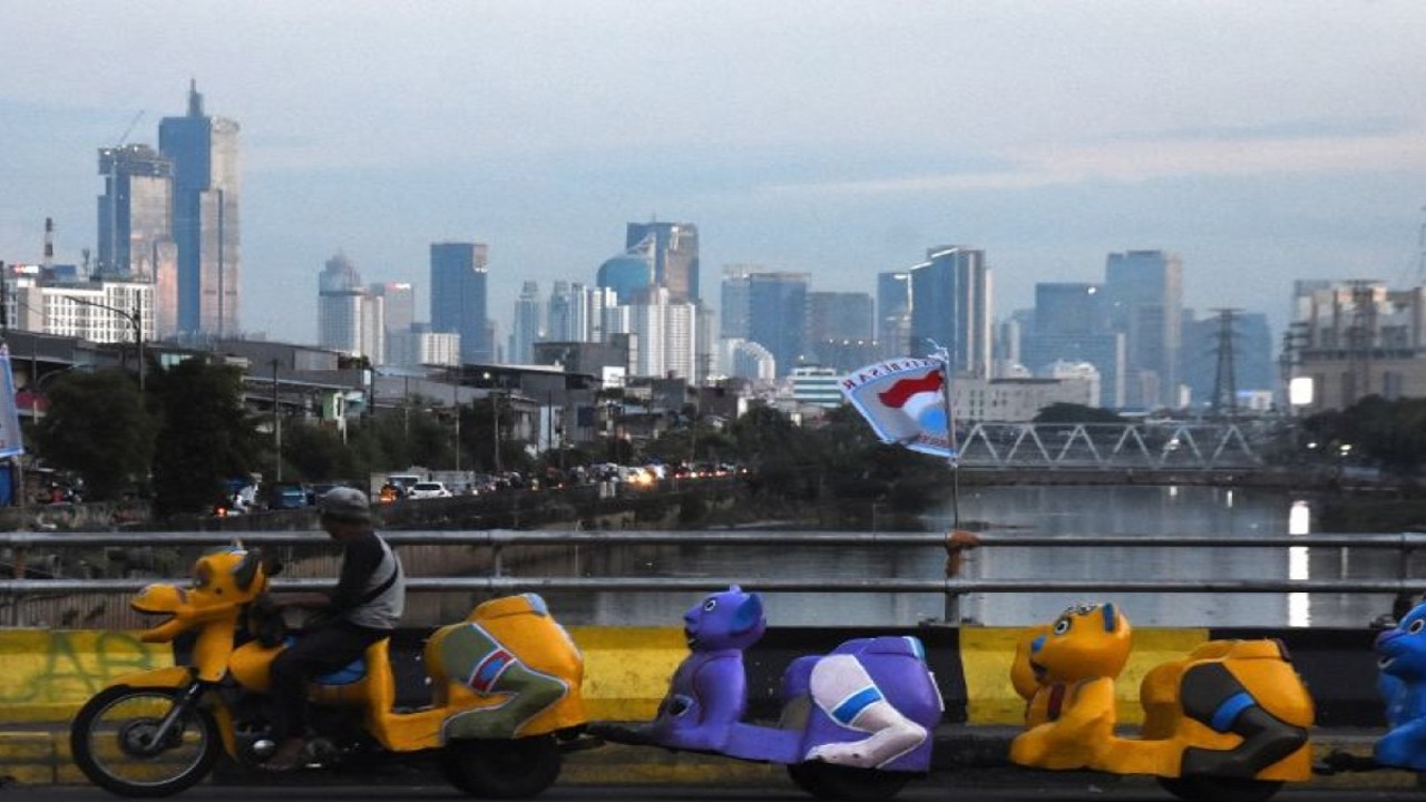 Ilustrasi - Pengemudi odong-odong melintas di kawasan Jembatan Besi, Jakarta, Jumat (28/10/2022). ANTARA FOTO/Indrianto Eko Suwarso/aww.