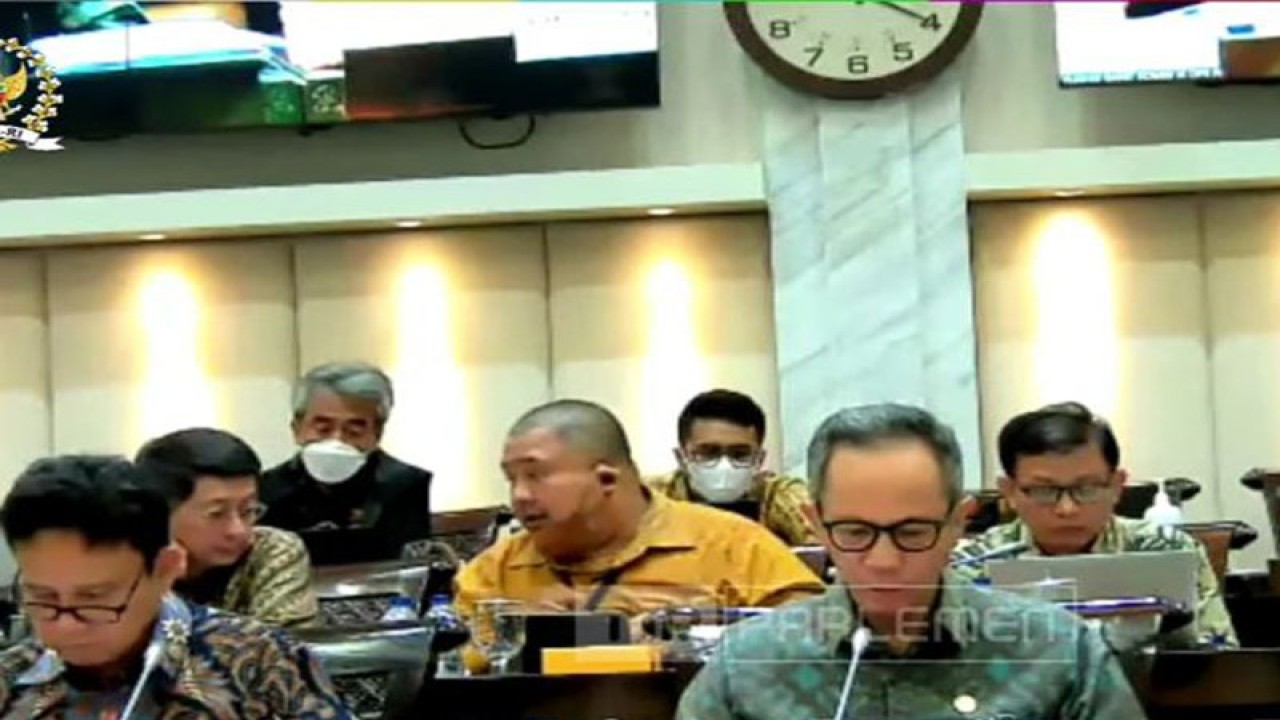 Tangkapan layar Jajaran Dewan Komisioner Otoritas Jasa Keuangan dalam rapat kerja dengan Komisi XI DPR RI di Jakarta, Senin (28/11/2022). ANTARA/Sanya Dinda.