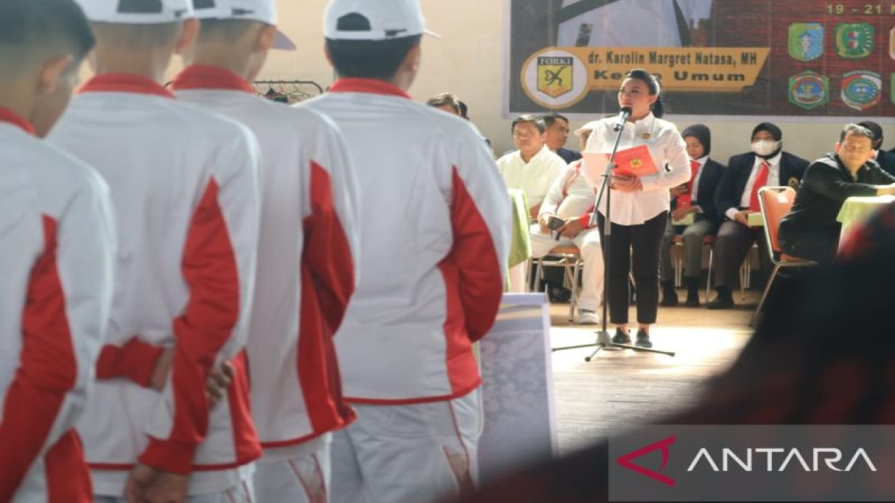 Karolin Margret Natasa saat membuka pertandingan Cabang Olahraga (Cabor) Karate pada Pekan Olahraga Provinsi (Porprov) Kalimantan Barat ke-13 tahun 2022. (Rendra Oxtora)