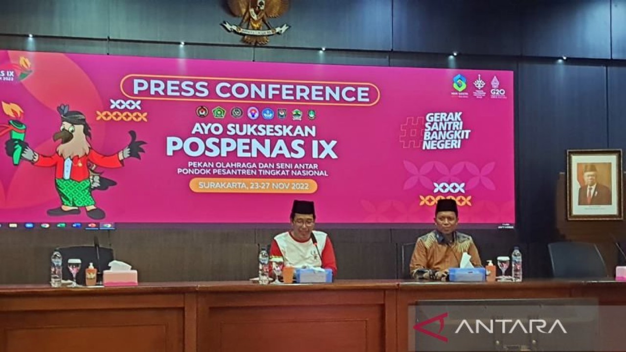 Direktur Pendidikan Diniyah dan Pondok Pesantren (PD Pontren) Kementerian Agama (Kemenag) RI, Waryono Abdul Ghafur (kiri) didampingi Ketua panitia Pospenas IX 2022 Nur Abadi (kanan) saat menberikan keterangan dalam Konferensi Pers di Balai Kota Surakarta, Selasa (22/11/2022) petang. ANTARA/Bambang Dwi Marwoto.
