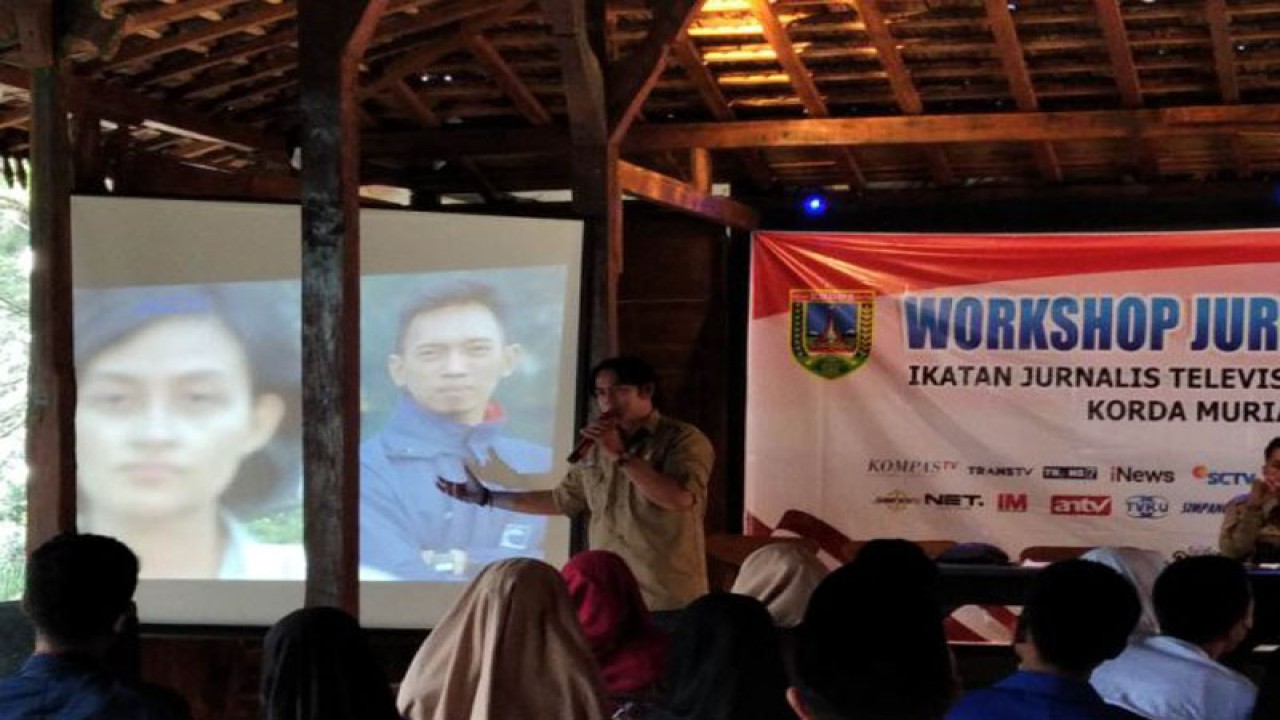 Pelatihan jurnalistik video di kawasan Objek Wisata Pijar Park, Desa Kajar, Kecamatan Dawe, Kabupaten Kudus, Jawa Tengah, yang diselenggarakan Ikatan Jurnalis Televisi Indonesia (IJTI) Muria Raya, Kamis (24-11-2022). ANTARA/Akhmad Nazaruddin Lathif