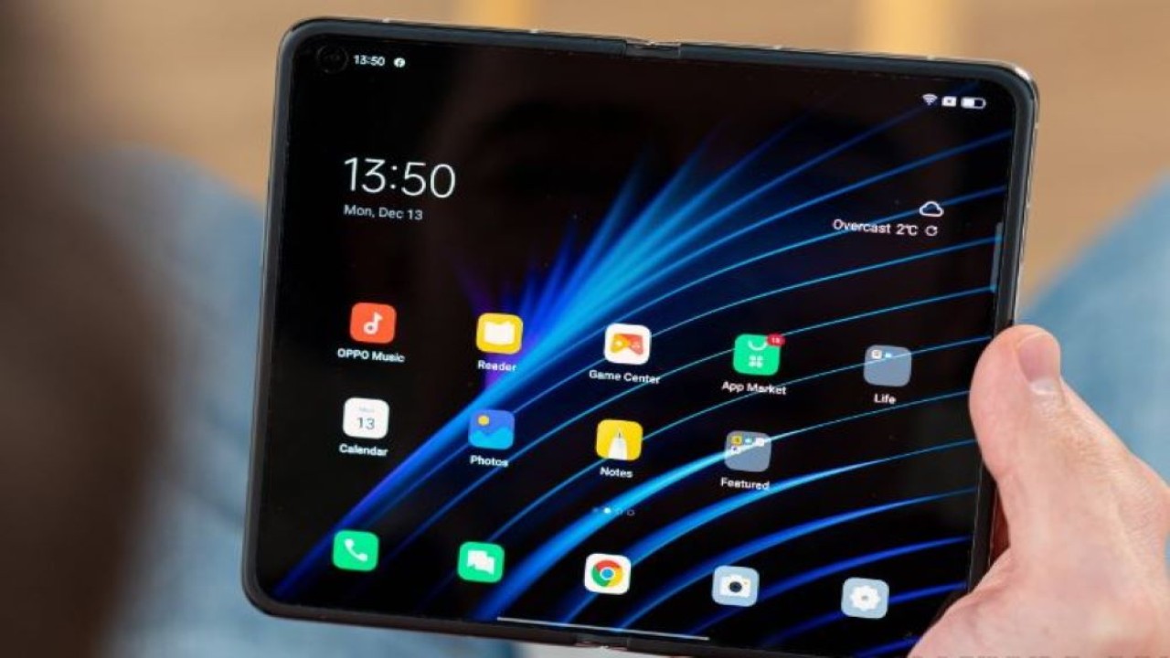 Oppo Find N2 diprediksi menjadi ponsel lipat paling ringan. (GSM Arena)