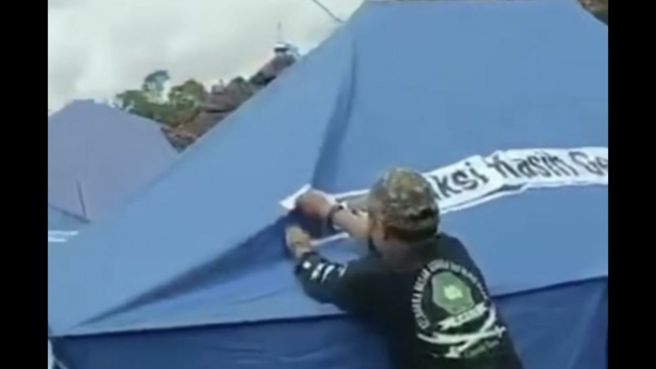 Ormas copot label gereja pemberi bantuan korban gempa Cianjur.