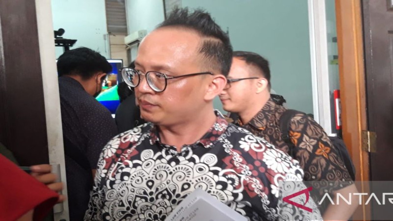 Otoritas hukum terdakwa atas dugaan penggelapan dana dan mantan Presiden ACT Ahyudin, Irfan Junaedi di Pengadilan Negeri Jakarta Selatan, Selasa (15/11/2022). (ANTARA/Muhammad Zulfikar).