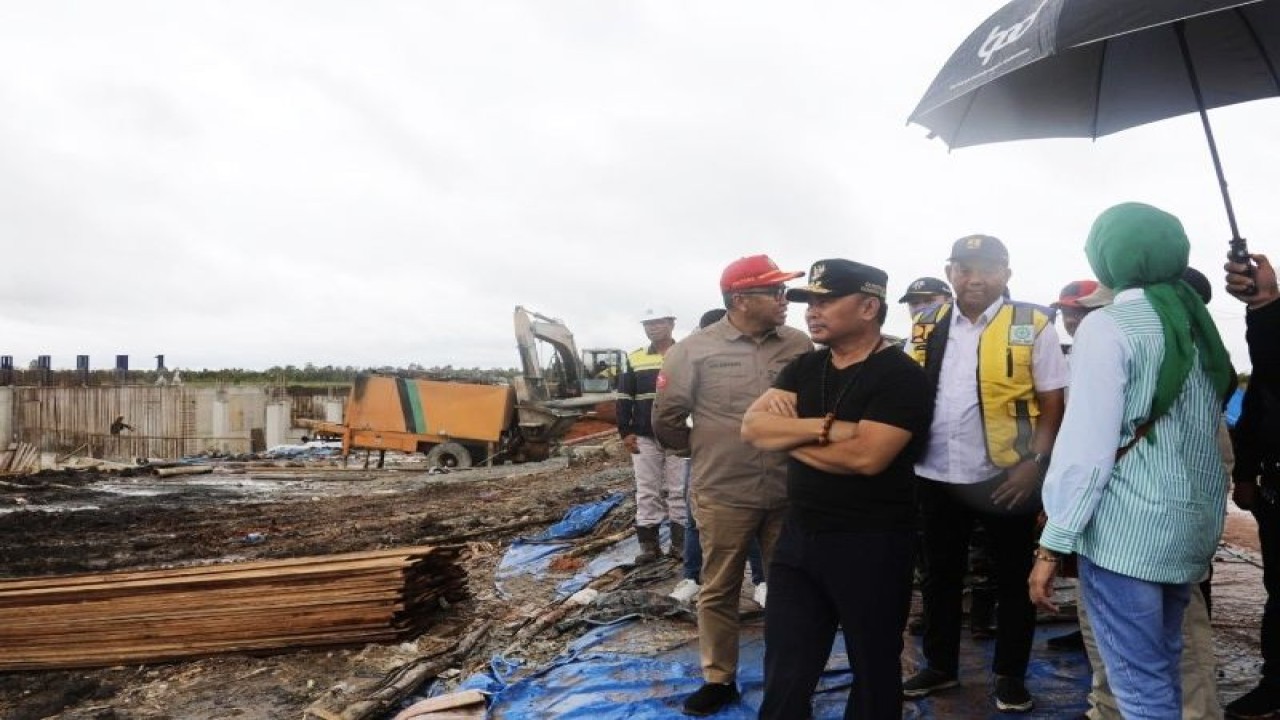 Gubernur Kalteng Sugianto Sabran dan jajaran meninjau pembangunan infrastruktur irigasi Food Estate di Kecamatan Dadahup, Kabupaten Kapuas, (18/11). (ANTARA/HO-Diskominfosantik Kalteng)