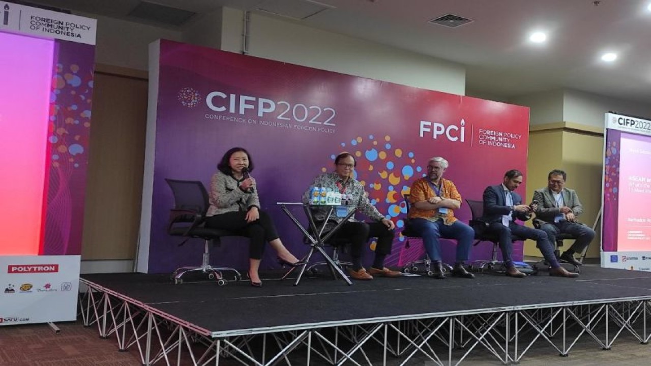 Deputi Sekretaris Jenderal ASEAN untuk Komunitas Politik-Keamanan Robert Matheus Michael Tene (kedua kiri) dalam diskusi bertajuk Indo-Pacific: ASEAN Centrality and the Emergence of Minilateral Arrangements di CIFP Jakarta, Sabtu (26/11/2022). (ANTARA/Asri Mayang Sari)